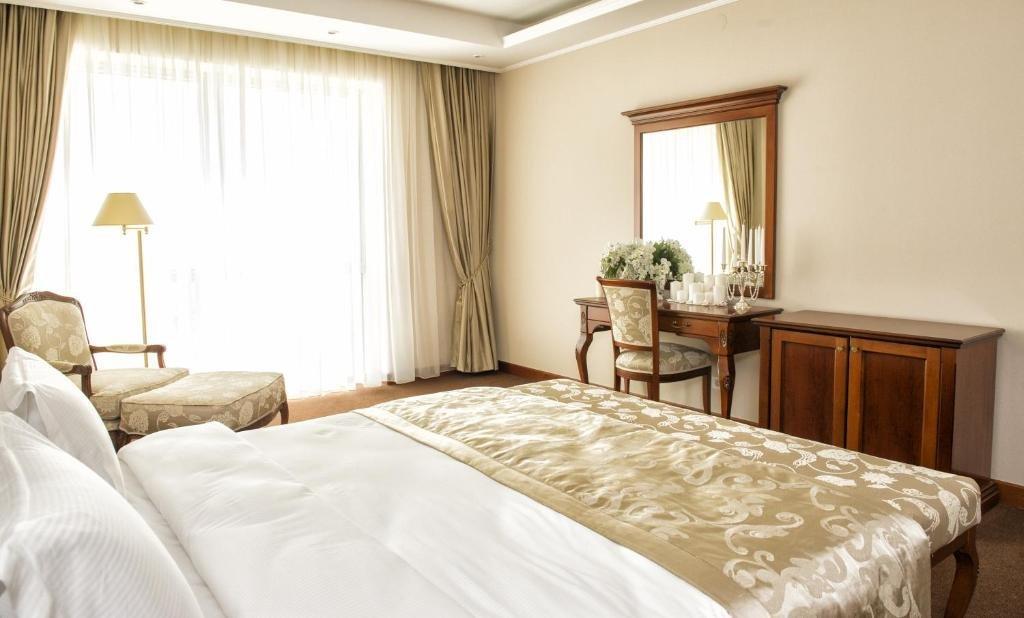 Caspian Riviera Grand Palace Hotel Aktau  Exterior foto A bedroom at the hotel