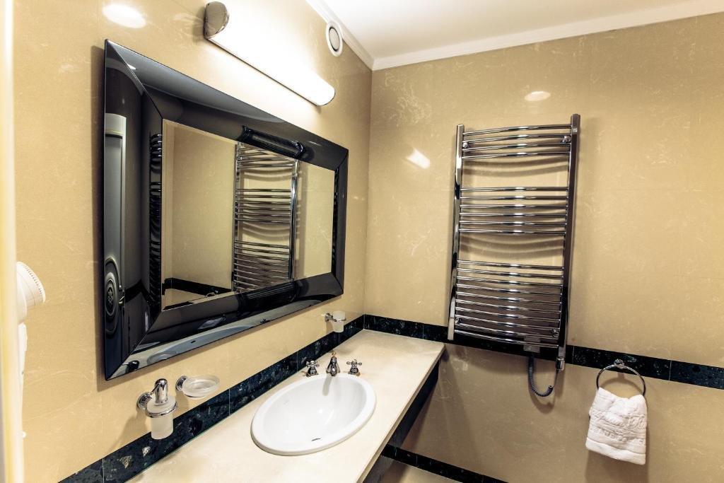 Caspian Riviera Grand Palace Hotel Aktau  Exterior foto A heated towel rail