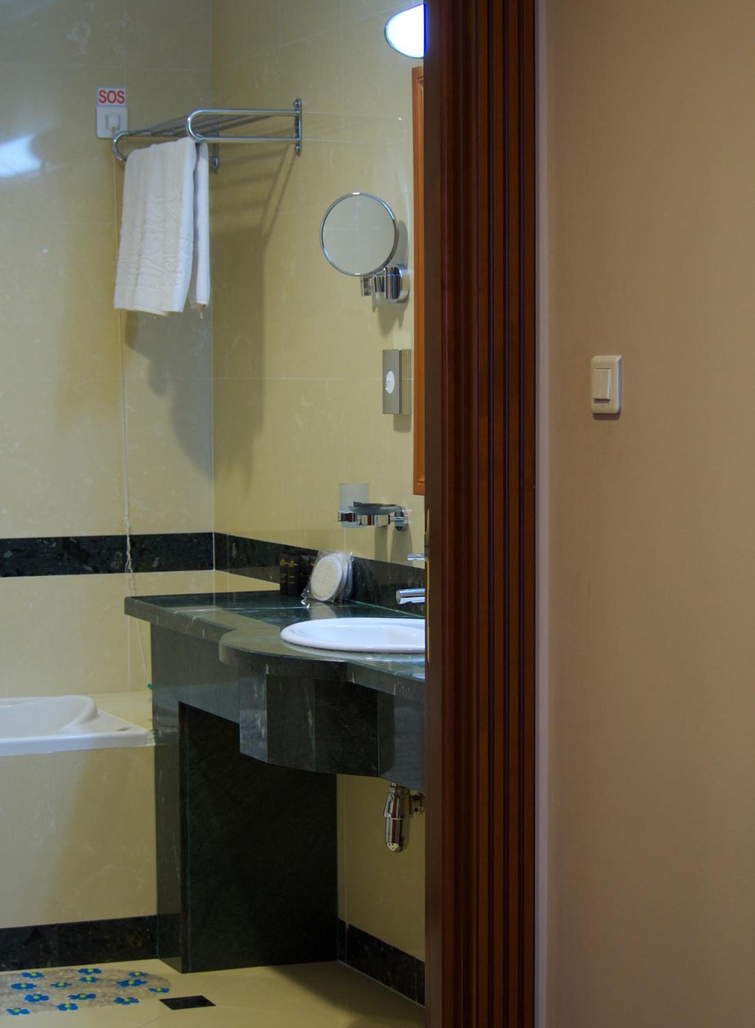 Caspian Riviera Grand Palace Hotel Aktau  Exterior foto A bathroom in a hotel
