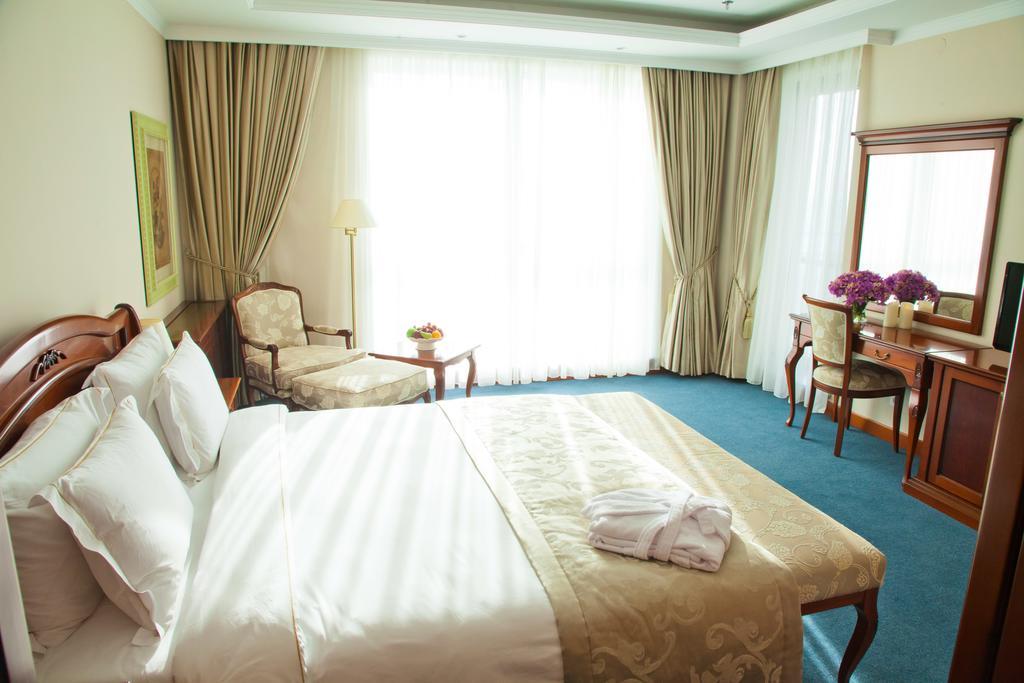 Caspian Riviera Grand Palace Hotel Aktau  Habitación foto A room at the hotel