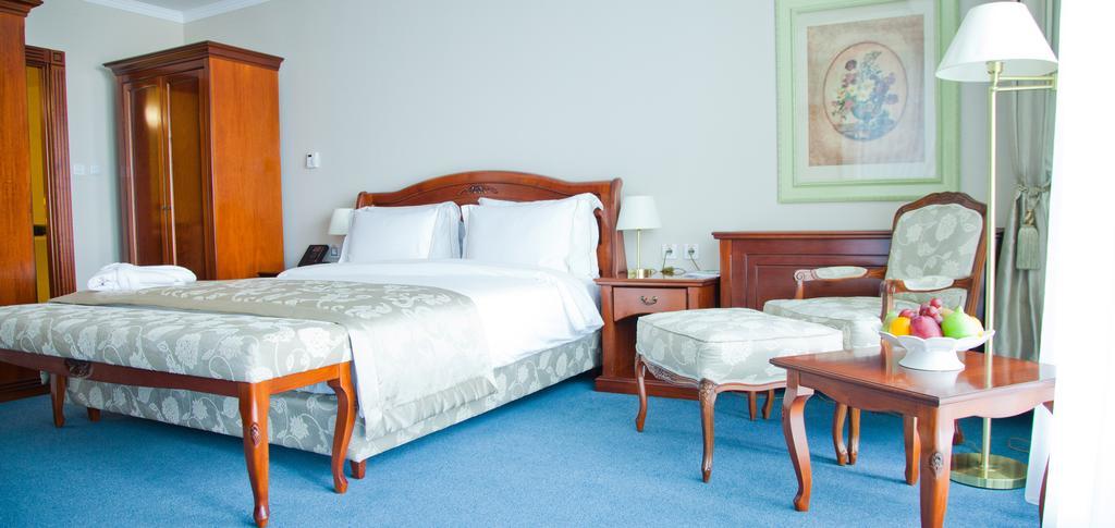 Caspian Riviera Grand Palace Hotel Aktau  Exterior foto A bedroom at the hotel