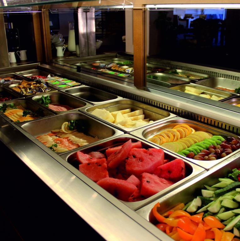 Caspian Riviera Grand Palace Hotel Aktau  Exterior foto A salad bar