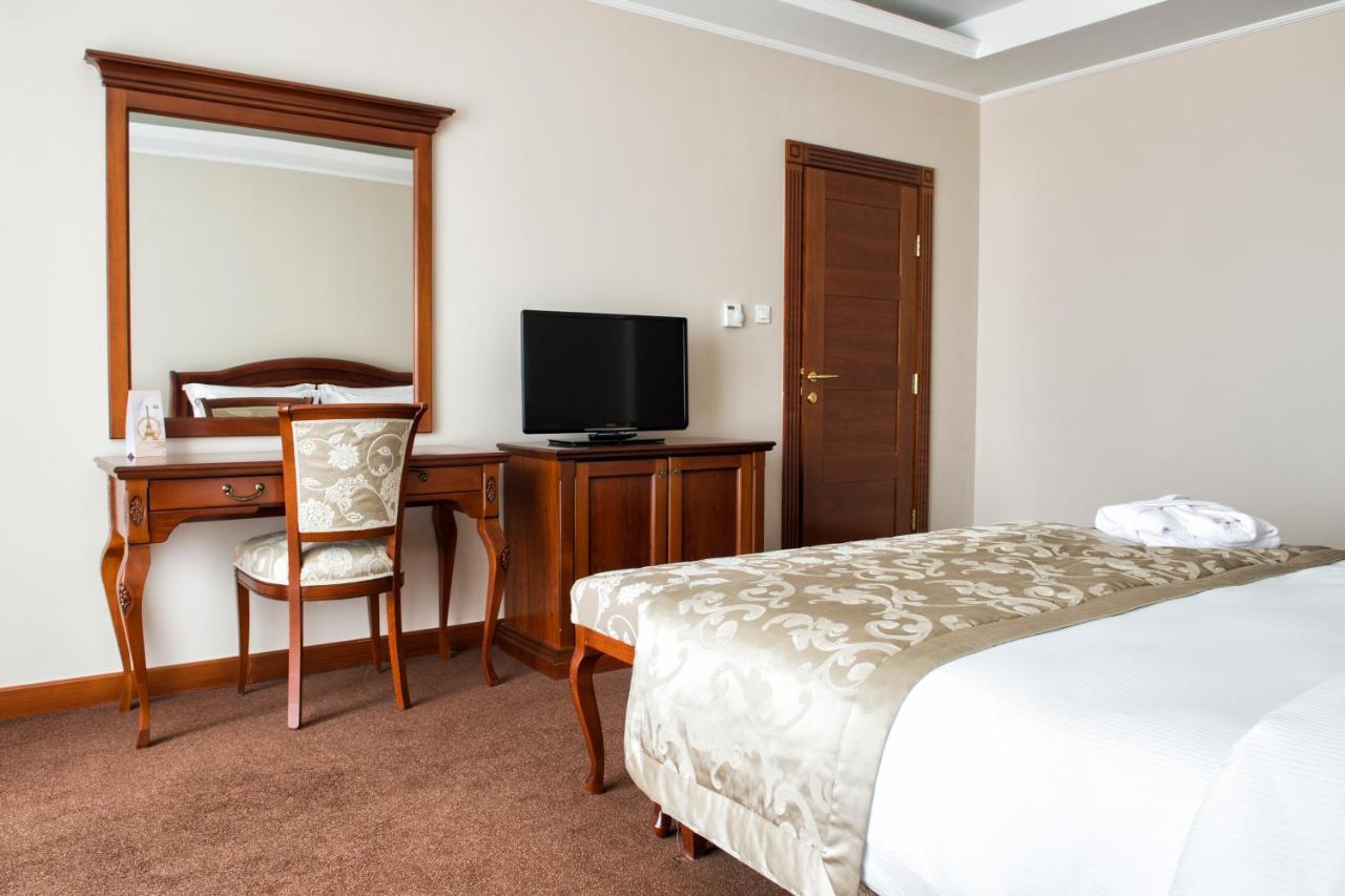 Caspian Riviera Grand Palace Hotel Aktau  Exterior foto A room at the hotel